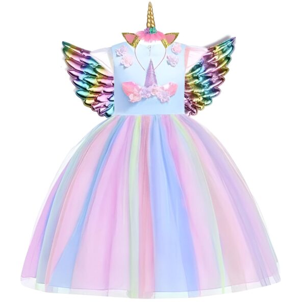 robe-licorne-fille-anniversaire-colore-1a.jpg Une robe de licorne avec des ailes arc-en-ciel et une corne de licorne sur la tête. La robe est rose, bleue et violette.