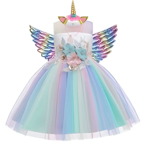 Une robe de licorne avec des ailes et une couronne. La robe est de couleur arc-en-ciel et les ailes sont de couleur or et rose. La couronne est de couleur or avec une pierre précieuse rose au centre.
