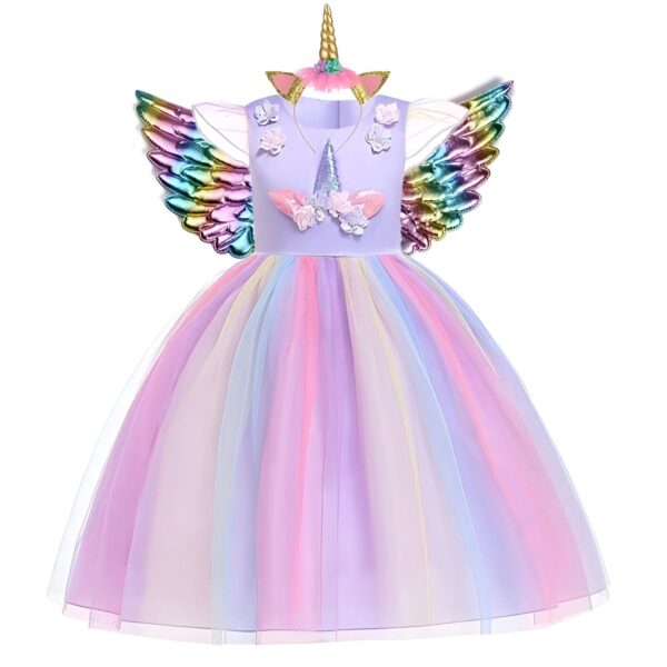 robe-licorne-fille-anniversaire-multi-couleur-1a.jpg Une robe de licorne avec des ailes colorées et une corne.
