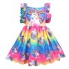 Une robe à bretelles pour fille avec un imprimé de licornes et de cœurs sur un fond arc-en-ciel.