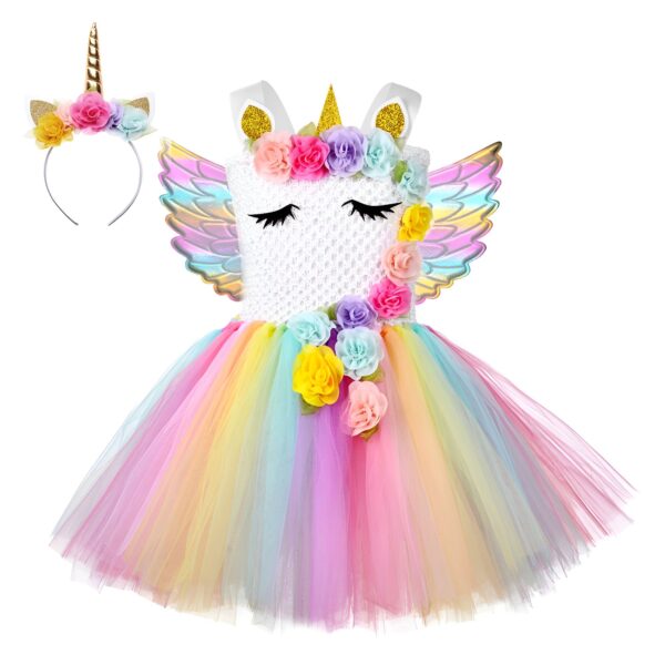 robe-licorne-fille-arc-en-ciel-avec-ailes-1a.jpg Une robe de tutu arc-en-ciel avec des fleurs et des ailes de licorne.