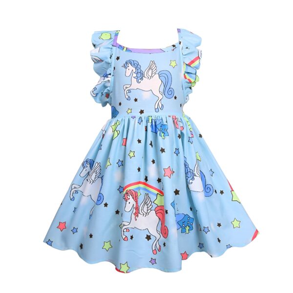 robe-licorne-fille-bleue-a-manches-courtes-1a.jpg Une robe à bretelles pour fille avec un motif de licorne et d'étoiles. La robe est de couleur bleue avec des étoiles blanches et des licornes multicolores.