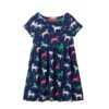 robe-licorne-fille-bleue-longue-1a.jpg Une robe à manches courtes pour fille avec un motif de licornes colorées sur un fond bleu marine.
