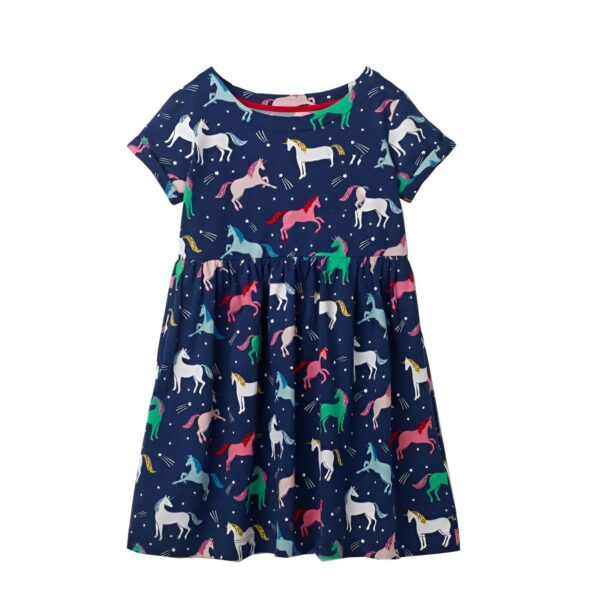 Une robe à manches courtes pour fille avec un motif de licornes colorées sur un fond bleu marine.