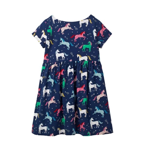 robe-licorne-fille-bleue-longue-2a.jpg Une robe à manches courtes pour fille avec un motif de licornes colorées sur fond bleu marine.