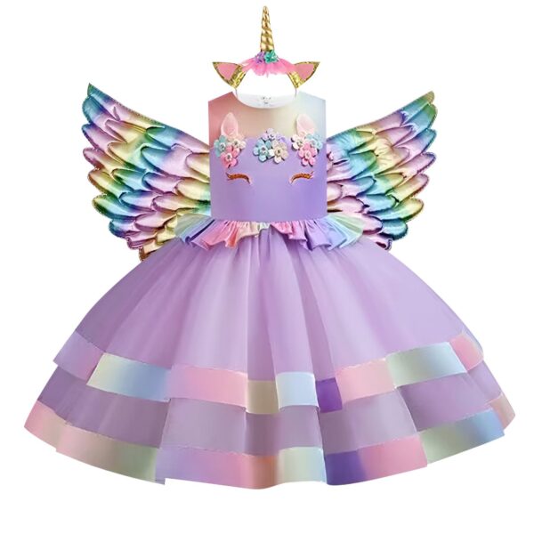 robe-licorne-fille-cosplay-violette-1a-1.jpg Une robe de licorne violette avec des ailes arc-en-ciel et une licorne sur le devant.