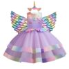 robe-licorne-fille-cosplay-violette-1a.jpg Une robe de licorne violette avec des ailes arc-en-ciel et une licorne sur le devant.