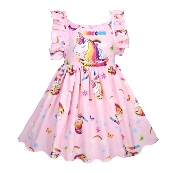 Une robe rose à motif licorne pour fille avec des volants sur les épaules.