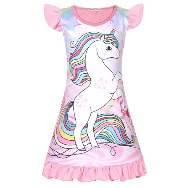 robe-licorne-fille-manches-bouffantes-1a.jpg Une robe de nuit rose à manches courtes pour fille avec une licorne blanche et arc-en-ciel.