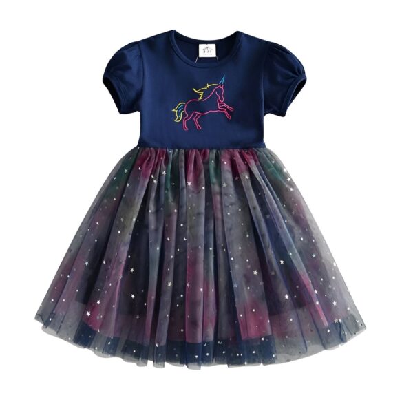 Une robe en tulle bleu marine à manches courtes avec une licorne brodée sur le devant. La jupe est en tulle pailleté et comporte une doublure.