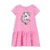 Une robe rose à pois blancs avec une image de licorne. La licorne est blanche avec une crinière et une queue roses.