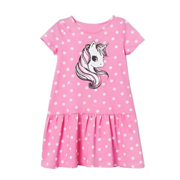 Une robe rose à pois blancs avec une image de licorne. La licorne est blanche avec une crinière et une queue roses.
