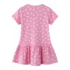 Une robe rose à pois blancs pour fille avec des manches courtes et un jupon froncé.