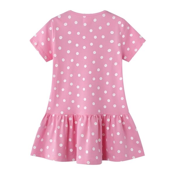 Une robe rose à pois blancs pour fille avec des manches courtes et un jupon froncé.