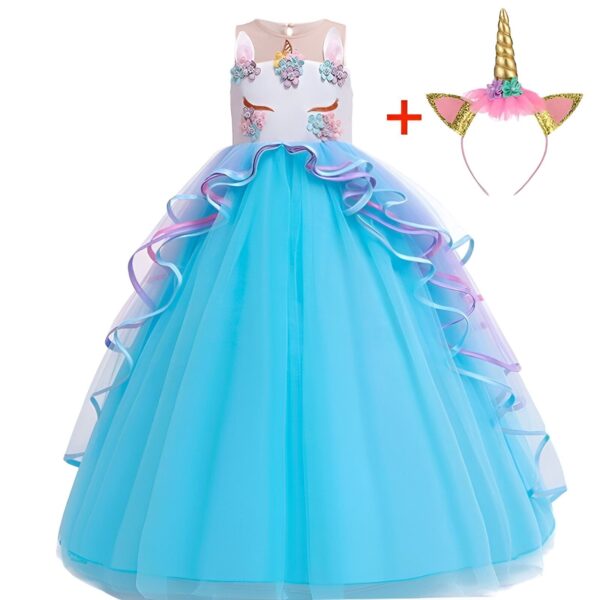 Une robe de soirée bleue à manches courtes avec une jupe en tulle multicouche et un serre-tête avec une corne de licorne.