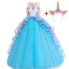 Une robe de soirée bleue à manches courtes avec une jupe en tulle multicouche et un serre-tête avec une corne de licorne.