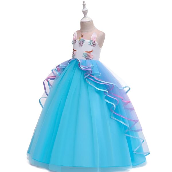 Une robe de soirée bleue à motifs de licorne pour fille. La robe est en tulle et comporte plusieurs couches de volants. Elle est ornée de fleurs et de paillettes.