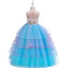 Une robe de soirée bleue et rose à motifs floraux pour fille.