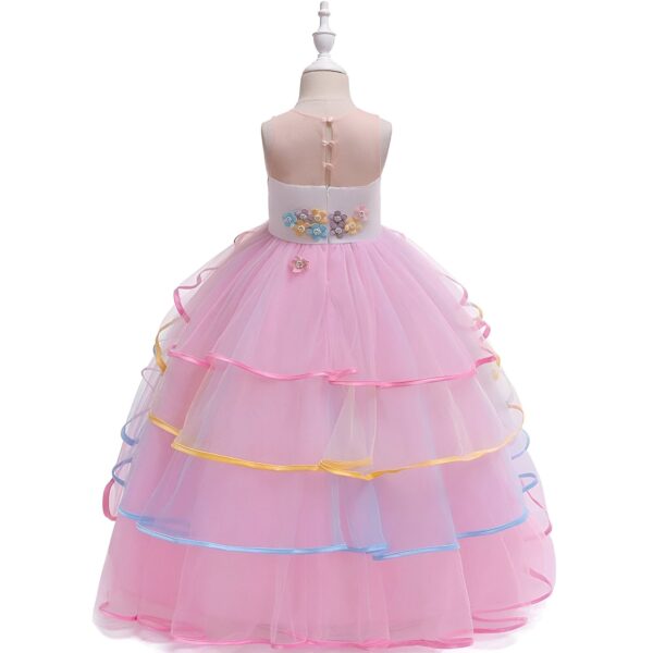 Une robe de princesse rose à plusieurs volants avec des fleurs en 3D et des rubans de couleur pastel
