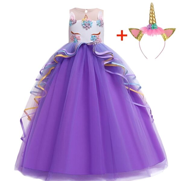 Une robe de soirée violette à motifs de licorne pour fille avec un serre-tête assorti.