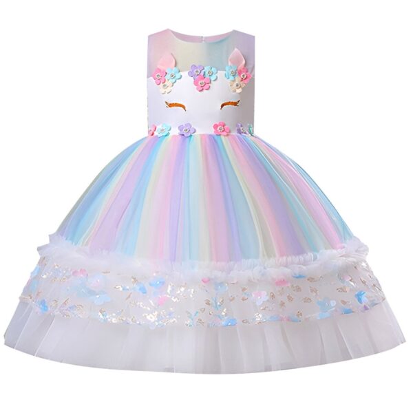 Une robe de princesse licorne arc-en-ciel avec des fleurs et des paillettes.