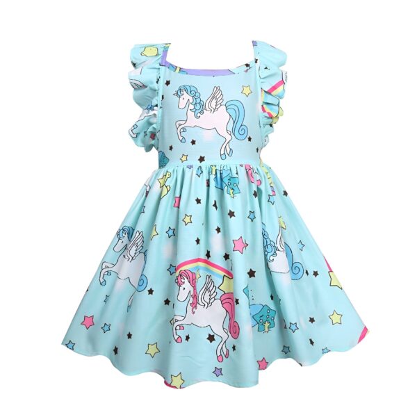 robe-licorne-fille-verte-a-manches-courtes-1a.jpg Une robe à bretelles pour fille avec un imprimé de licornes et d'étoiles. La robe est de couleur bleu clair et les licornes sont de couleur rose, jaune et bleu. Les étoiles sont de couleur jaune et blanche.