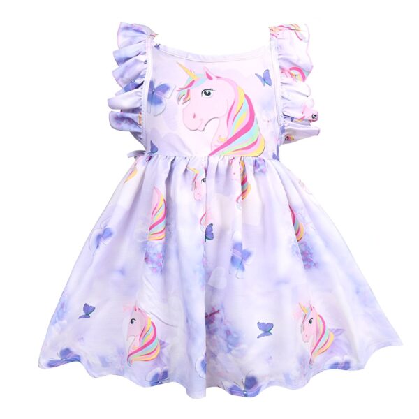 Une robe à bretelles pour fille avec un motif de licorne et de papillons. La robe est de couleur lavande avec des détails multicolores.