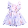 Une robe à bretelles pour fille avec un motif de licorne et de papillons. La robe est de couleur lavande avec des détails multicolores.