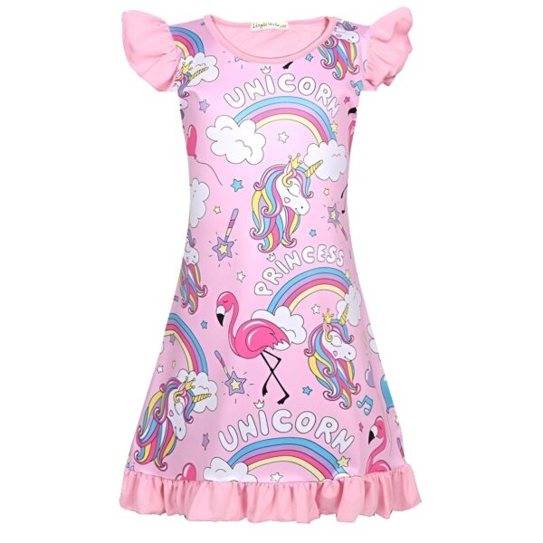 robe-licorne-flamant-rose-fille-1a.jpg Une robe rose à manches volantes pour fille avec des motifs de licornes et de flamants roses.