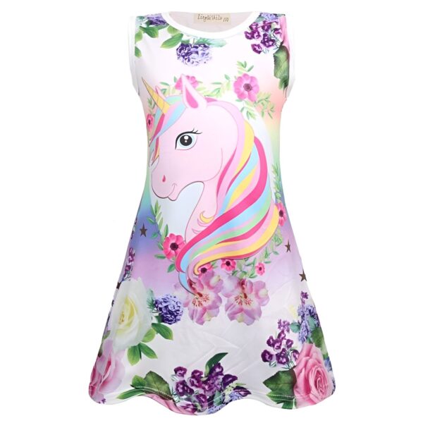 Une robe blanche à fleurs et à motif licorne. La robe est sans manches et possède une jupe évasée. La licorne est représentée avec une crinière et une queue arc-en-ciel. Des étoiles filantes entourent la licorne.