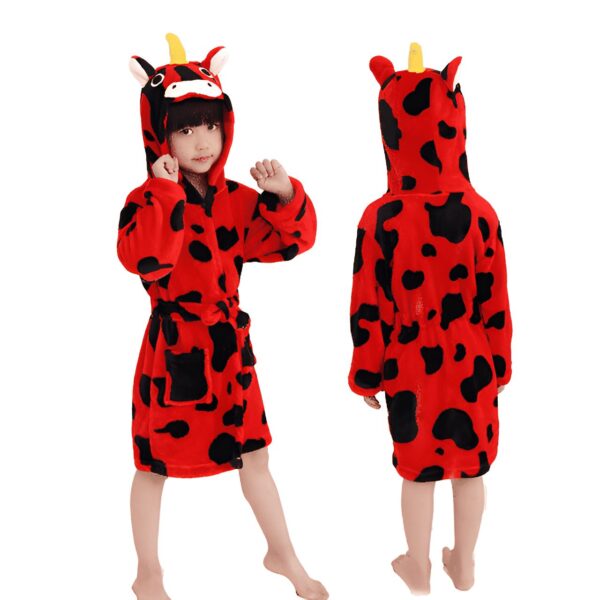 Ensemble de deux vues d'une petite fille en peignoir rouge à pois noirs avec une capuche à motif de vache. Le peignoir a une ceinture et des poches., 45502036181247,45502036214015,45502036246783,45502036279551,45502036312319,45502036345087,45502036377855,45502036410623 | Licorne Shop