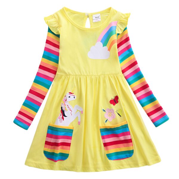 Une robe jaune à manches longues pour fille avec un motif de licorne et de fleurs brodés sur le devant. La robe est également dotée de poches et d'un ourlet volanté.
