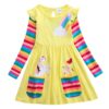 Une robe jaune à manches longues pour fille avec un motif de licorne et de fleurs brodés sur le devant. La robe est également dotée de poches et d'un ourlet volanté.