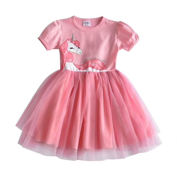 robe-licorne-kawaii-rose-fonce-1a.jpg Une robe rose à manches courtes pour fille avec une licorne imprimée sur le devant. La robe est en tulle et a une doublure en coton.