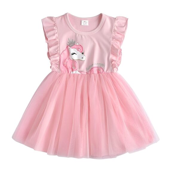 Une robe rose à manches courtes pour fille avec une licorne imprimée sur le devant. La robe est en tulle et est très brillante.