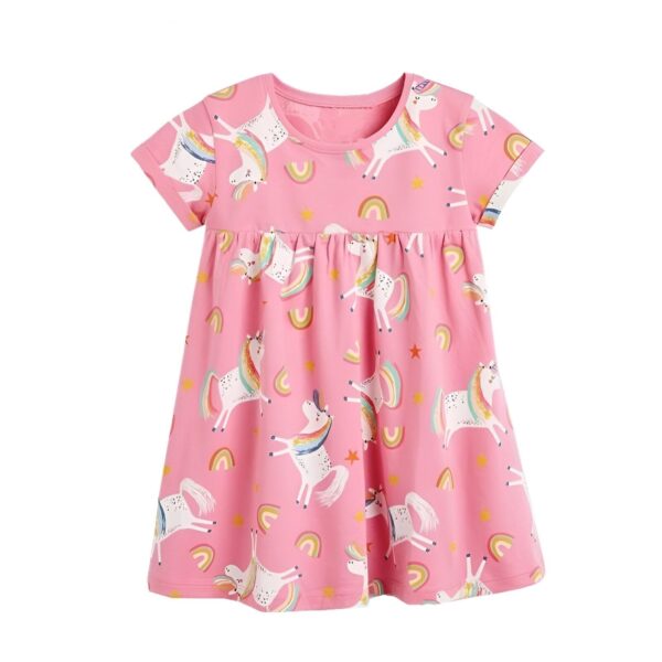 Une robe rose à manches courtes pour fille avec un motif de licornes et de rainbows.