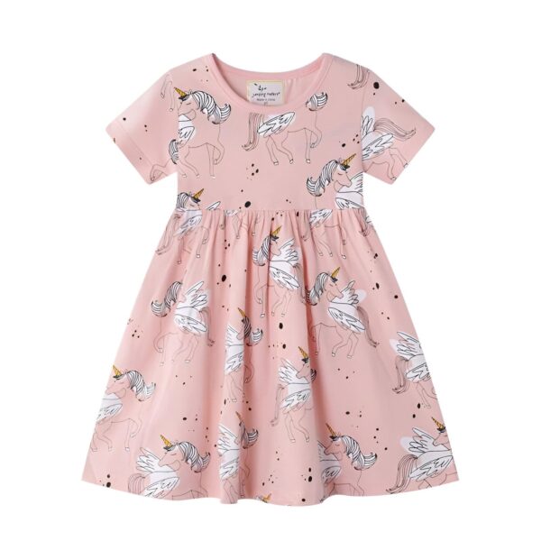 Une robe rose à manches courtes pour fille avec un motif de licornes blanches et de coeurs blancs.