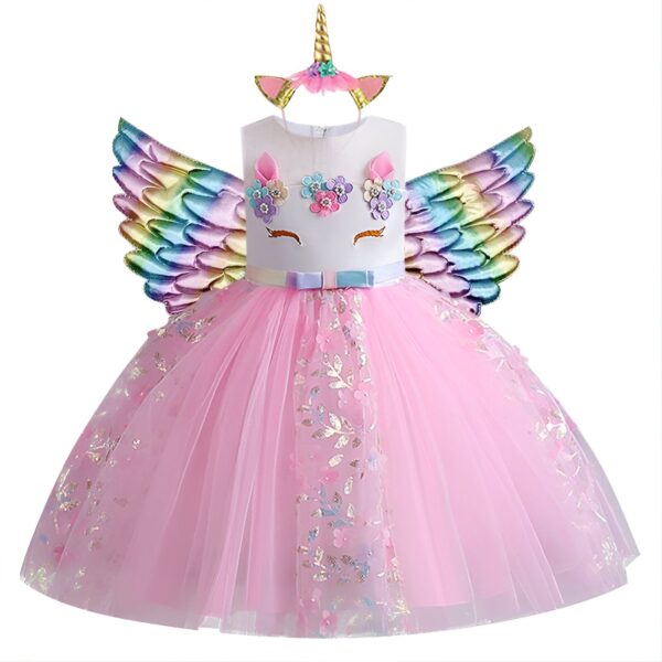 Une robe rose en tulle avec des fleurs et des ailes de licorne.