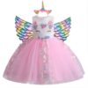 Une robe rose en tulle avec des fleurs et des ailes de licorne.