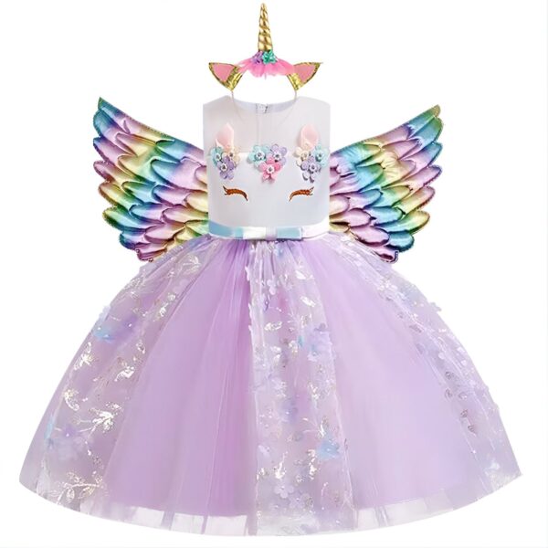 robe-licorne-paillette-violette-1a-1.jpg Une robe de licorne violette avec des ailes arc-en-ciel et une coiffe de licorne.