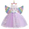 robe-licorne-paillette-violette-1a.jpg Une robe de licorne violette avec des ailes arc-en-ciel et une coiffe de licorne.