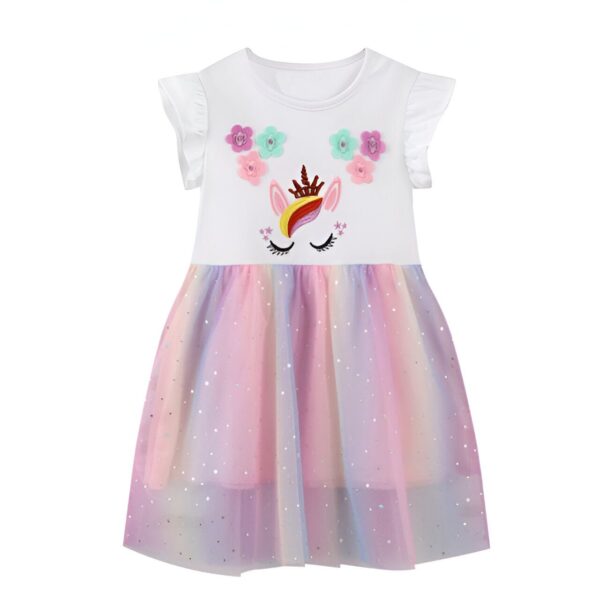Une robe blanche à manches courtes pour fille avec un motif de licorne endormie sur le devant. La jupe de la robe est en tulle rose et violet pailleté.