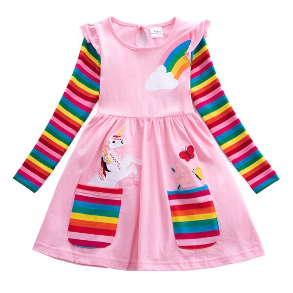 Une robe rose à manches longues pour fille avec une licorne et un arc-en-ciel. La robe est en coton et possède des poches.