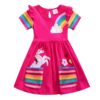 robe-licorne-rouge-arc-en-ciel-a-manches-courtes-1a.jpg Une robe rose à manches courtes pour fille avec une licorne brodée sur le devant. La robe est également dotée de poches arc-en-ciel et d'un motif de nuages et de papillons.