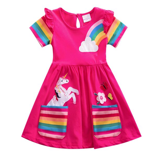 Une robe rose à manches courtes pour fille avec une licorne brodée sur le devant. La robe est également dotée de poches arc-en-ciel et d'un motif de nuages et de papillons.