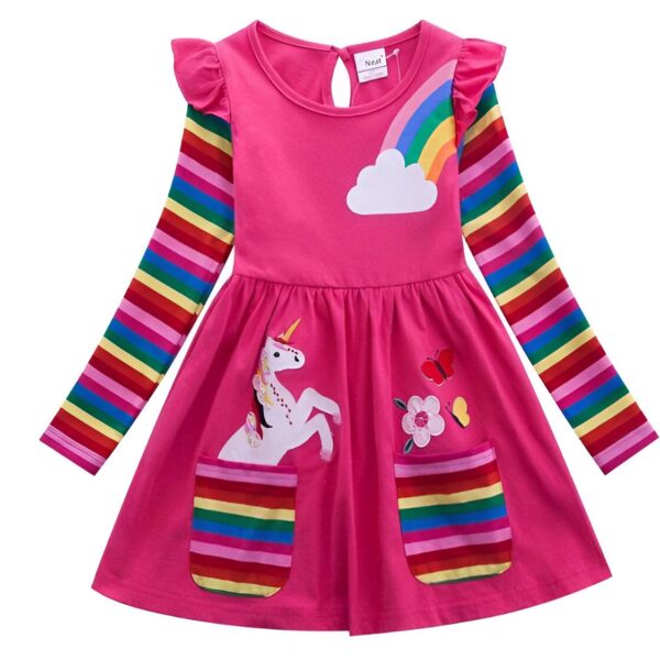 Une robe rose à manches longues pour fille avec une licorne et un arc-en-ciel. La robe est en coton et possède des poches.