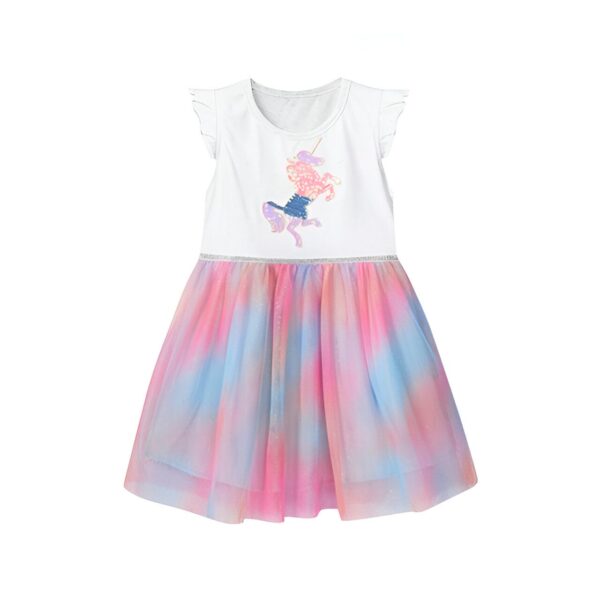 Une robe blanche à manches courtes avec une licorne arc-en-ciel à paillettes sur le devant. La robe est en tulle rose, bleu et violet.