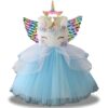 Une robe de licorne bleue avec des ailes arc-en-ciel et une licorne sur le devant.