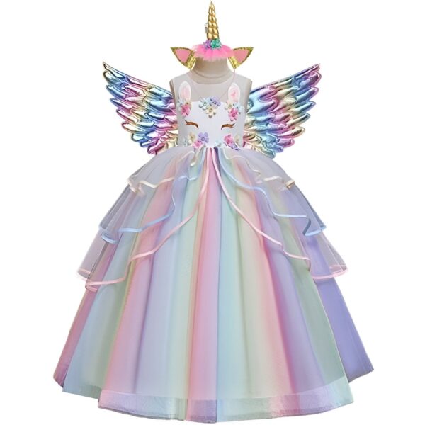 robe-princesse-licorne-fille-arc-en-ciel-1a.jpg Une robe de licorne arc-en-ciel avec des ailes et une coiffe. La robe est faite de tulle et de paillettes et comporte des fleurs en 3D. Les ailes sont en plastique et recouvertes de paillettes. La coiffe est en plastique et recouverte de paillettes.