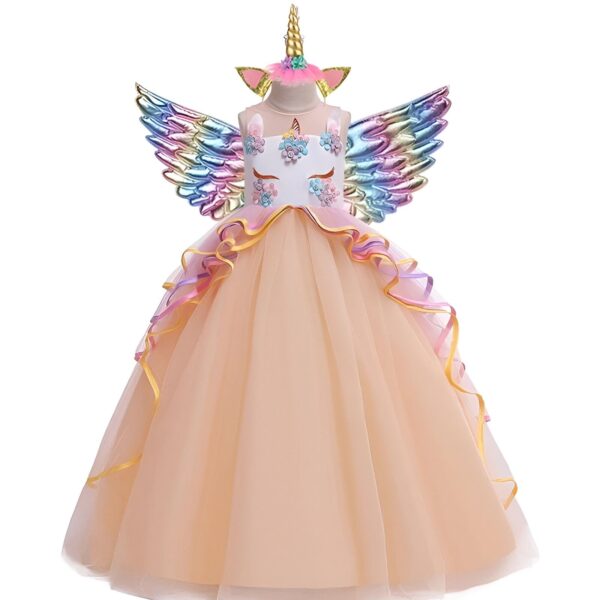 robe-princesse-licorne-fille-orange-1a.jpg Une robe de princesse en tulle avec des ailes de licorne et une coiffe. La robe est de couleur rose et blanche avec des fleurs en 3D et des paillettes. Les ailes sont de couleur arc-en-ciel et la coiffe est une corne de licorne.
